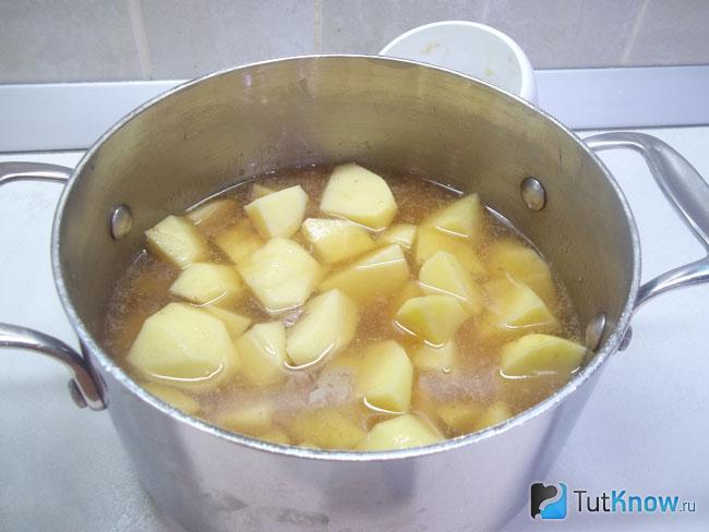 Картофель залит бульоном