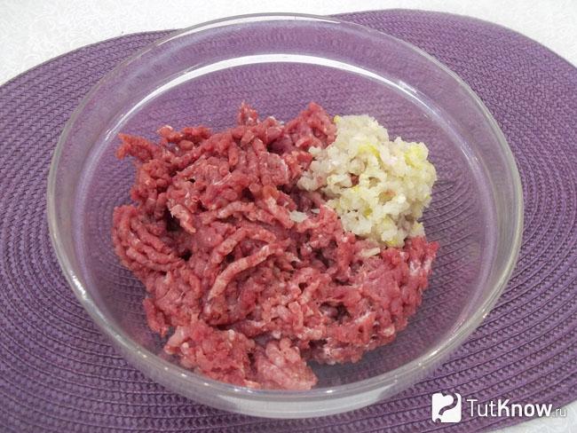 Мясо и лук перекручены