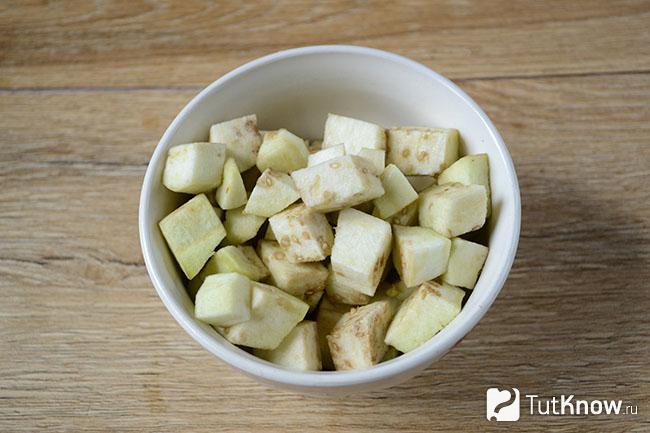 Нарезанные кубиками баклажаны в миске