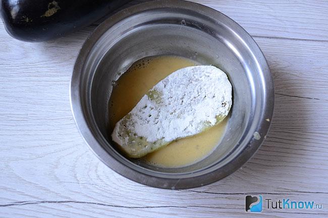 Баклажан в миске с яичной болтушкой