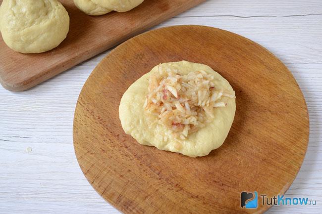 Яблочная начинка на лепёшке теста