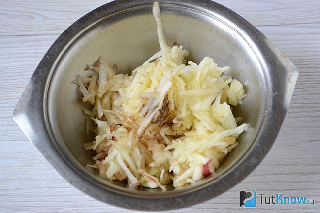 Миска с тёртыми яблоками