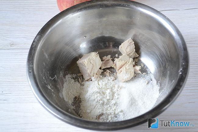 Дрожжи, мука и сахар в миске