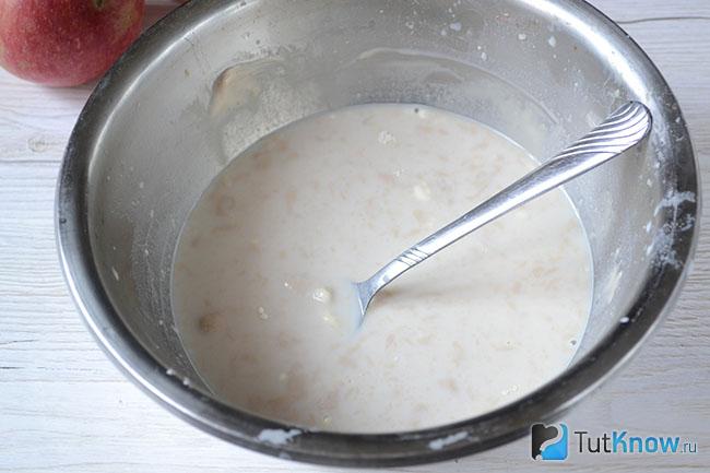 Молоко вылито в миску с мукой, дрожжами и сахаром