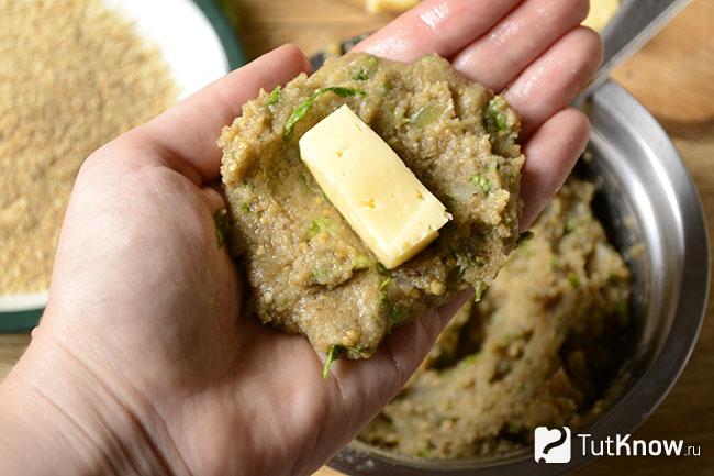 Кусок твёрдого сыра на лепёшке из баклажанов