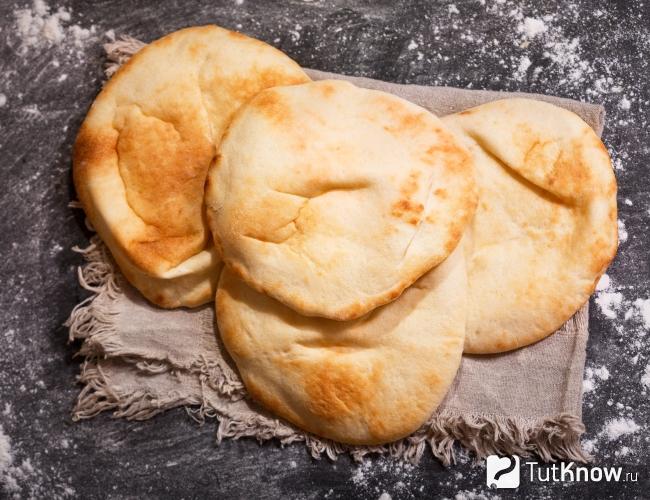 Четыре питы на столе