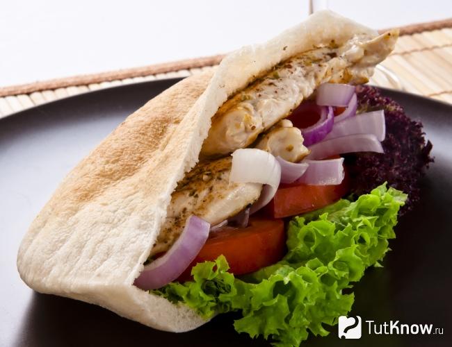 Пита с курицей и овощами
