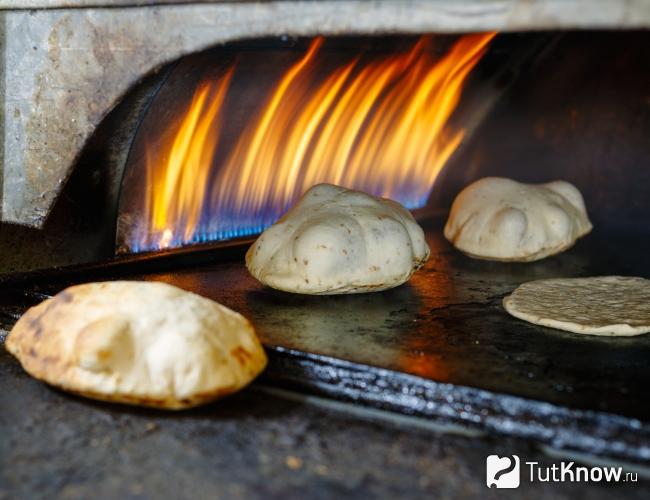 Выпекание питы в печи