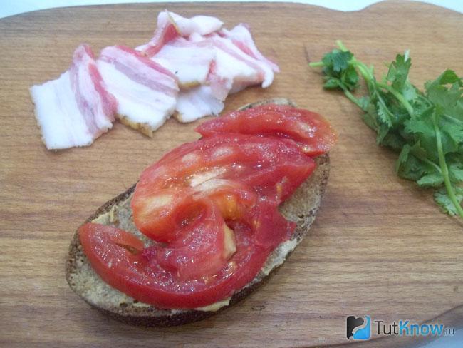 На хлеб выложены помидоры нарезанные кусочками