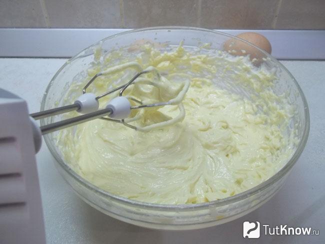 Творог перемешан с яйцами