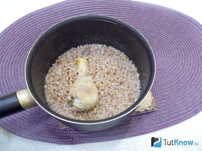 Гречневая каша с куриной голенью отварена
