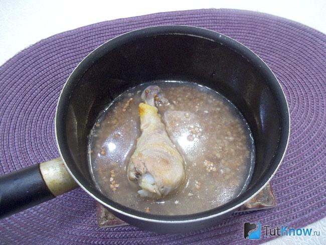 В сотейник налита вода