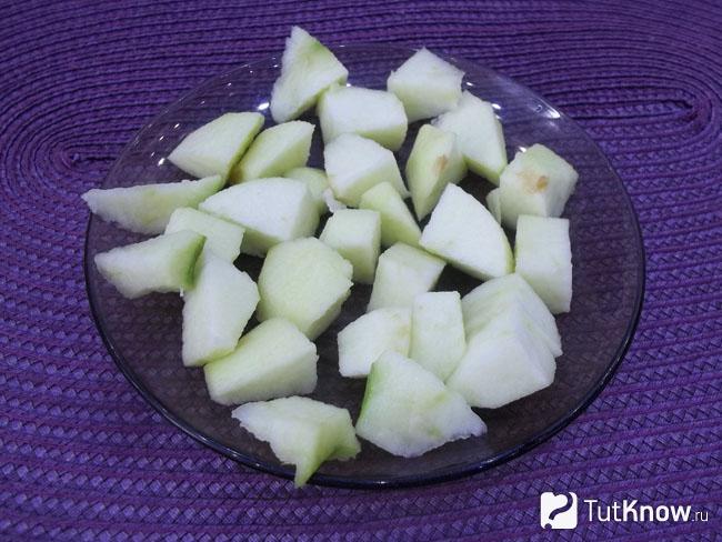 Яблоки нарезаны кусочками