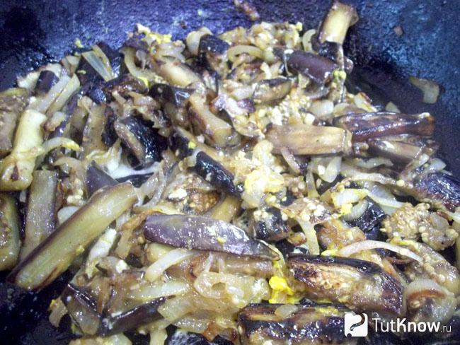 Готовые жареные баклажаны с луком и яйцом