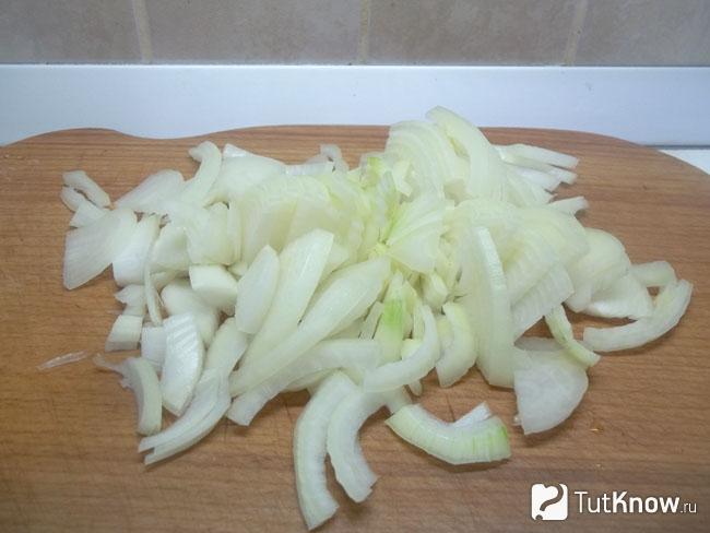 Лук нарезан полукольцами