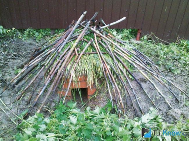 Вариант кирпичного домика для ежа