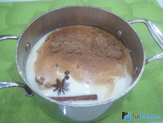 В кастрюлю с молоком добавлен несквик