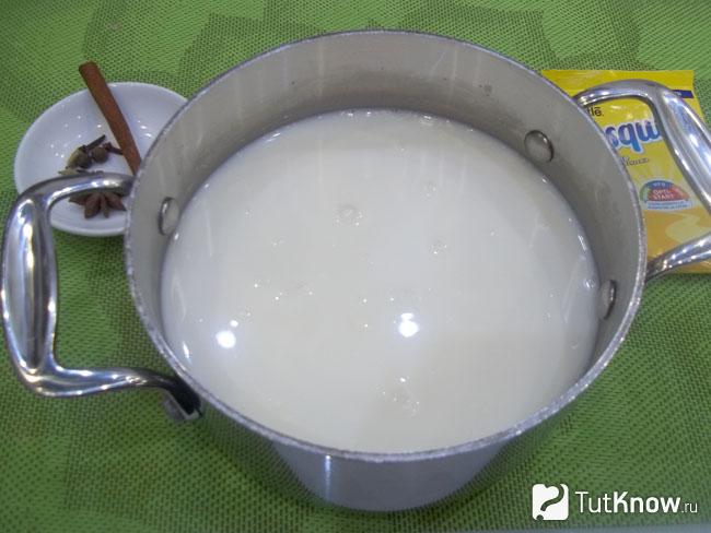 Молоко налито в кастрюлю