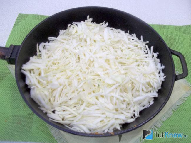 Капуста нашинкована и жарится в сковороде