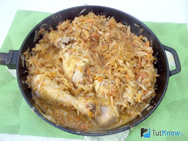Готовая тушеная капуста с курицей в томате