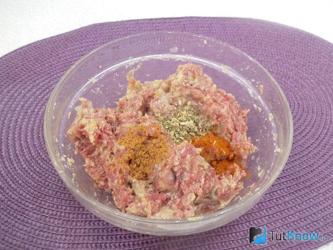 Мясо с луком перемешаны