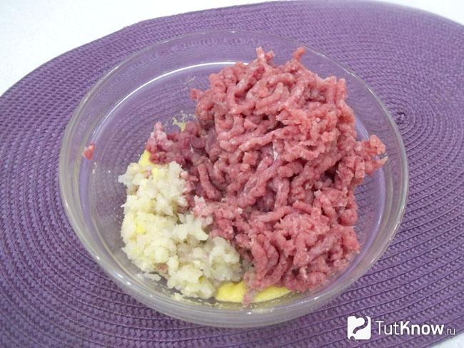 Мясо с луком перекручены и добавлены к продуктам