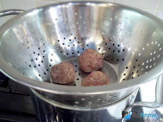 Котлеты выложены в сито и установлены на кастрюлю с кипящей водой