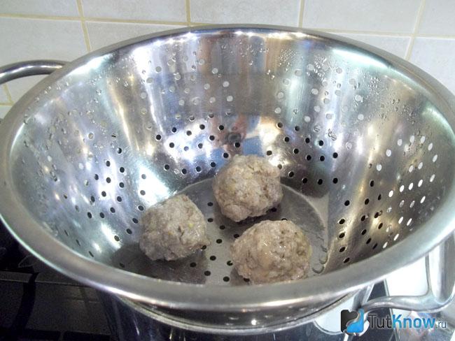 Готовые паровые котлеты из свинины с манкой