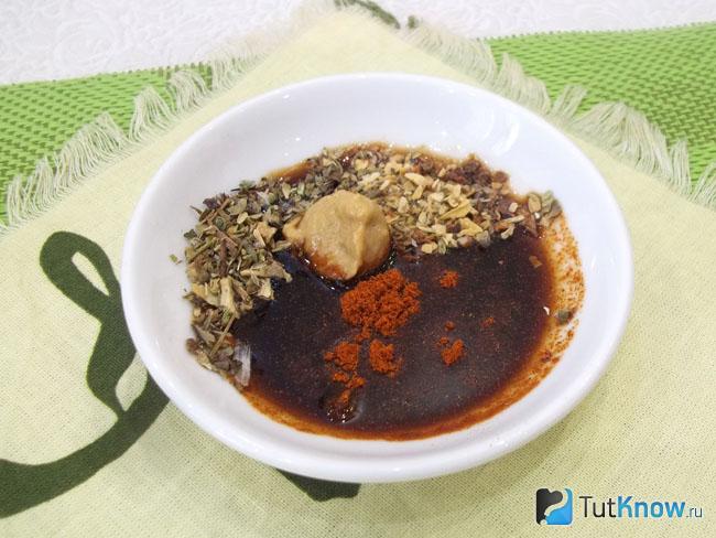 Продукты для соуса соединены