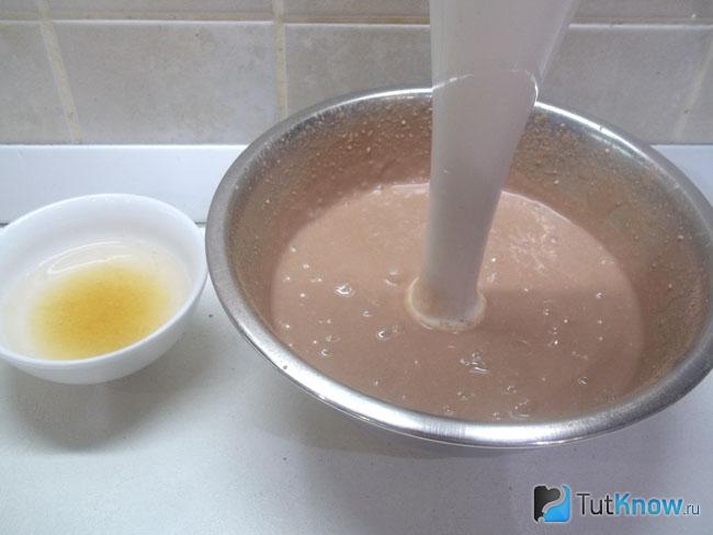 К творогу с молоком и какао взбиты блендером