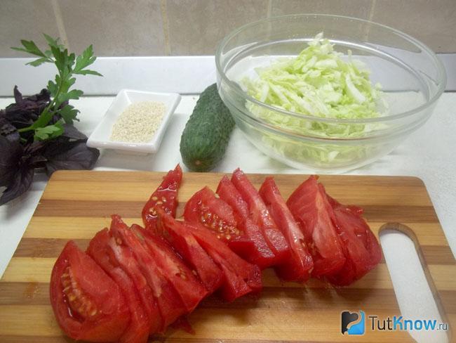 Помидоры нарезаны дольками
