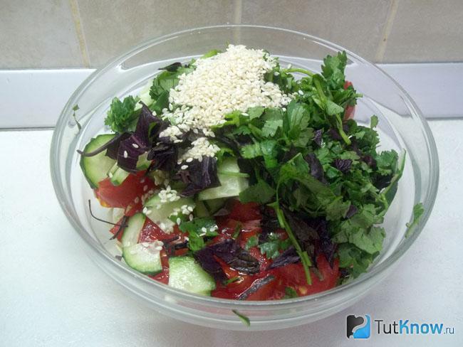 Готовый овощной салат с кунжутом и зеленью
