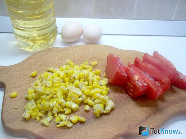 Помидоры нарезаны дольками
