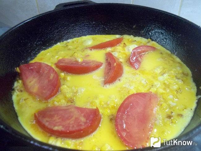 Готовый омлет с кукурузой и помидорами