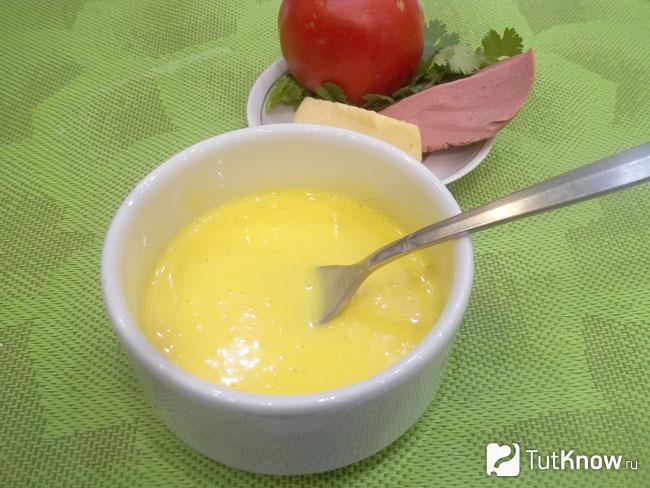 Сметана с яйцами перемешана