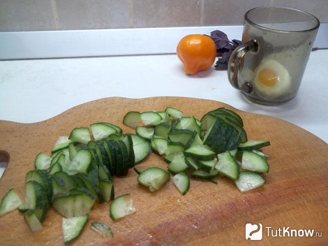 Огурцы нарезаны полукольцами