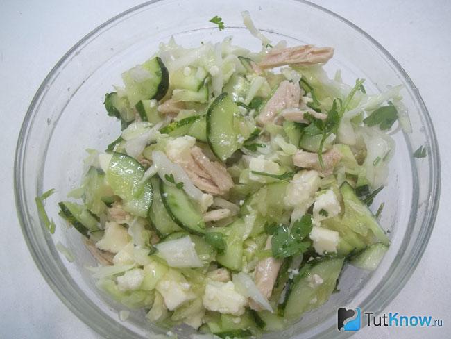 Готовый салат с курицей, капустой, сыром и огурцами