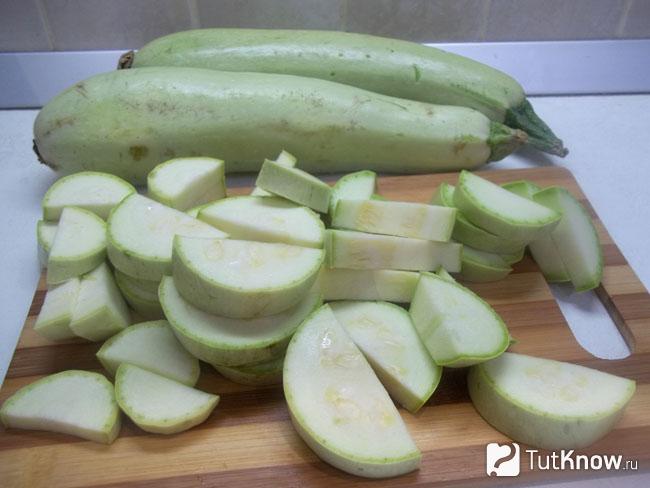 Кабачки нарезаны