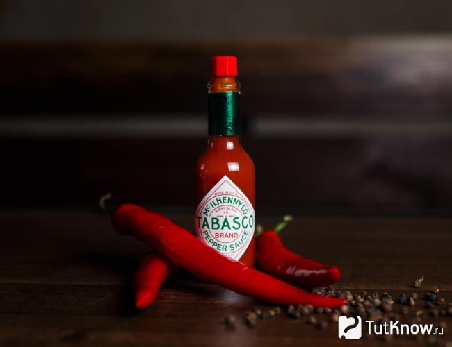 Соус табаско и стручки красного перца