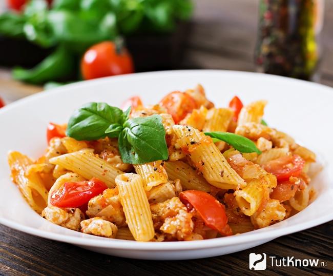 Овощная паста с курицей