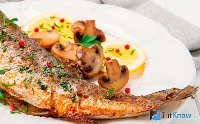 Запеченная барракуда с овощами