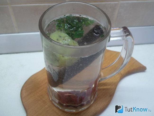 Фруктовый лед залит водой