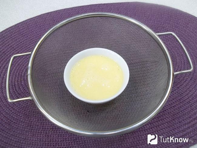 Яично-молочное суфле с медом готовится на паровой бане