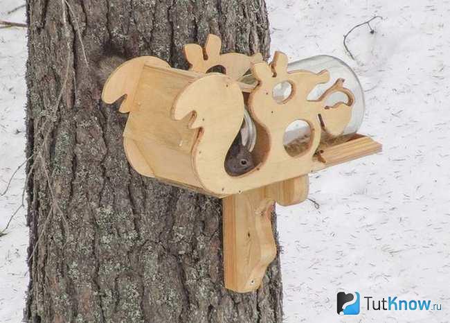 Кормушка из фанеры в виде белок