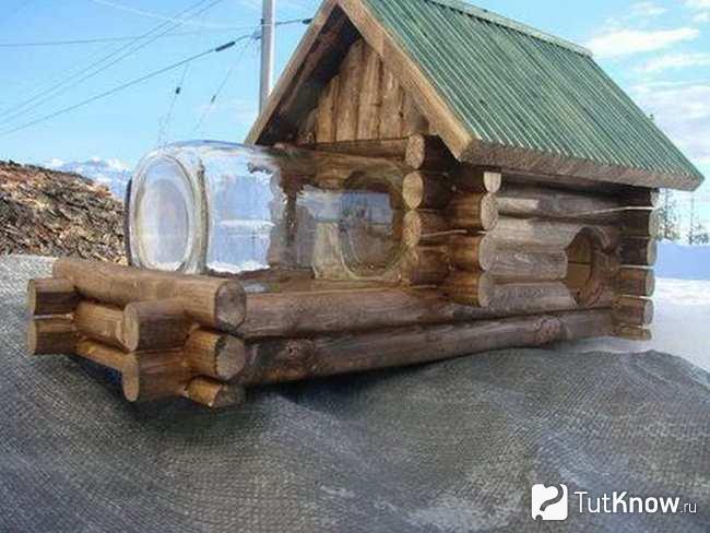 Кормушка в виде деревянного домика