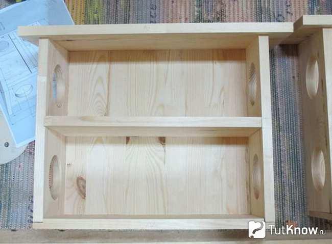 Собранный каркас деревянной кормушки для белки