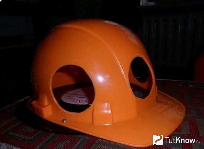 Кормушка для белки из рабочей каски