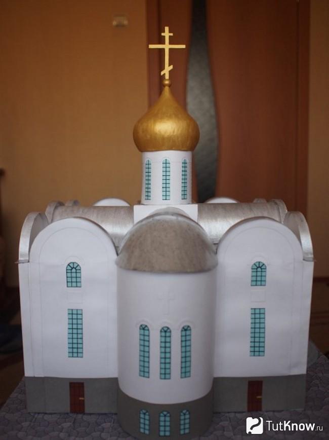 Церковь из бумаги крупным планом