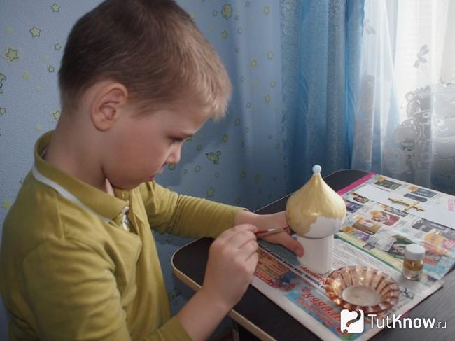 Мальчик раскрашивает купол