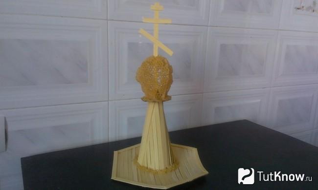 Крест на крыше самодельной церкви